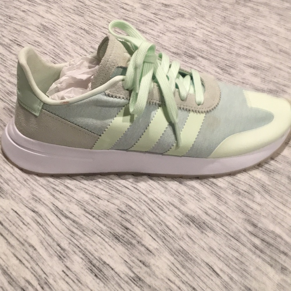 BNWT Women’s size 9 ADIDAS light green sneakers